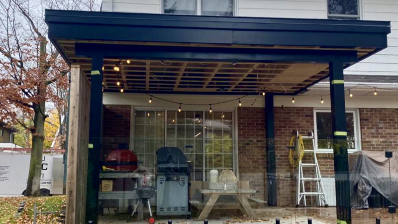 Capage d'aluminium et d'acier sur montants de patio résidentiel, Québec