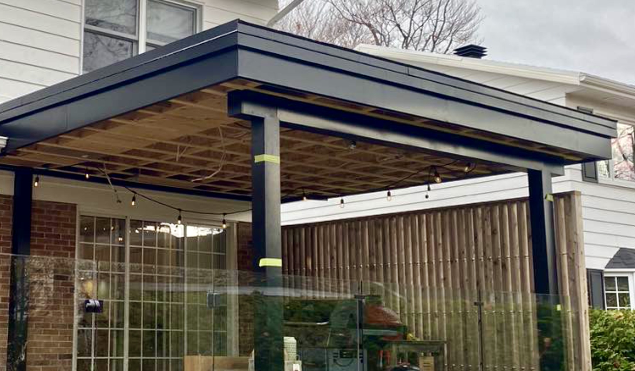 Habillage aluminium noir sur bord de toit résidence Lévis