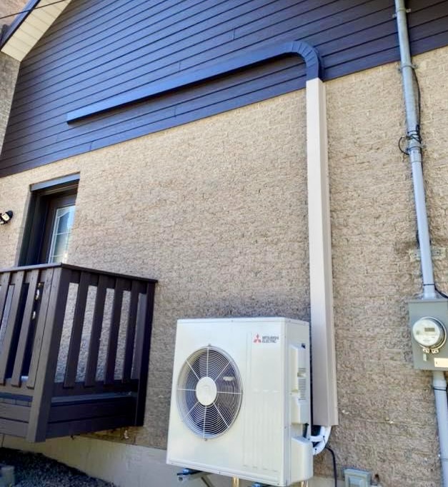 Habillage aluminium beige et brun sur conduits de thermopompe, résidence Québec