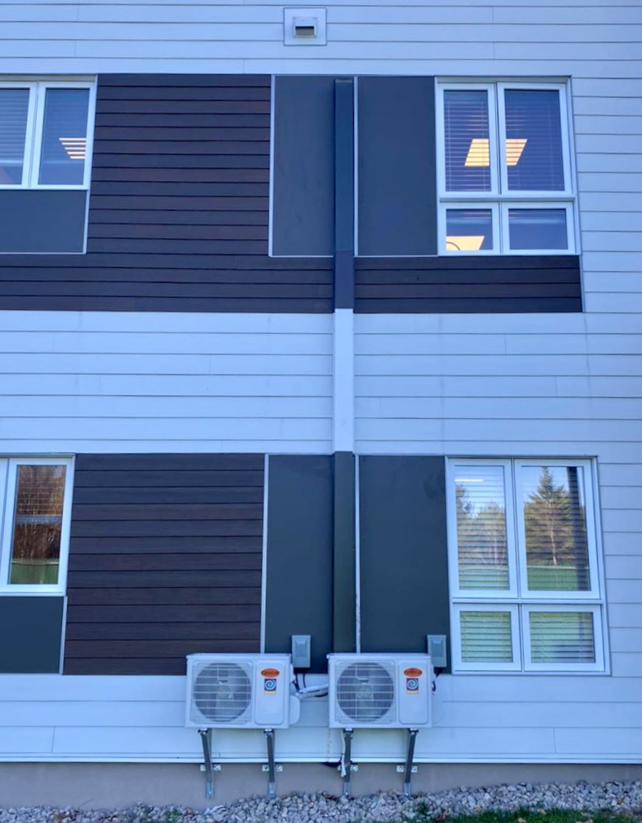 Capage aluminium brun-blanc-brun dissimulant les conduits de climatisation extérieurs
