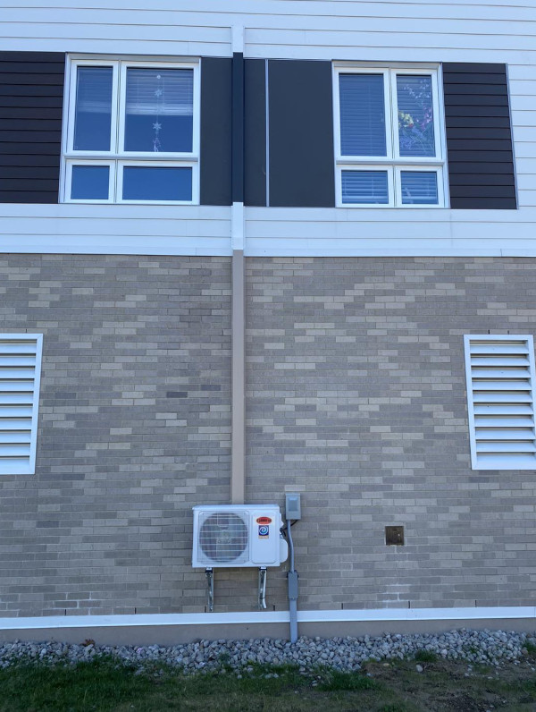 Habillage aluminium blanc sur tuyaux de thermopompe, maison résidentielle Québec