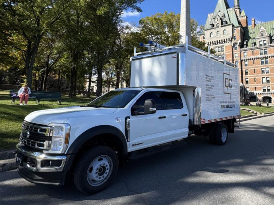Unité mobile Construction Qualité Certifiée devant le Château Frontenac, Québec